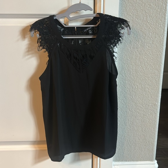 Stylish blouse in excellent condition. Features a classic design w lace details. - Picture 1 of 4